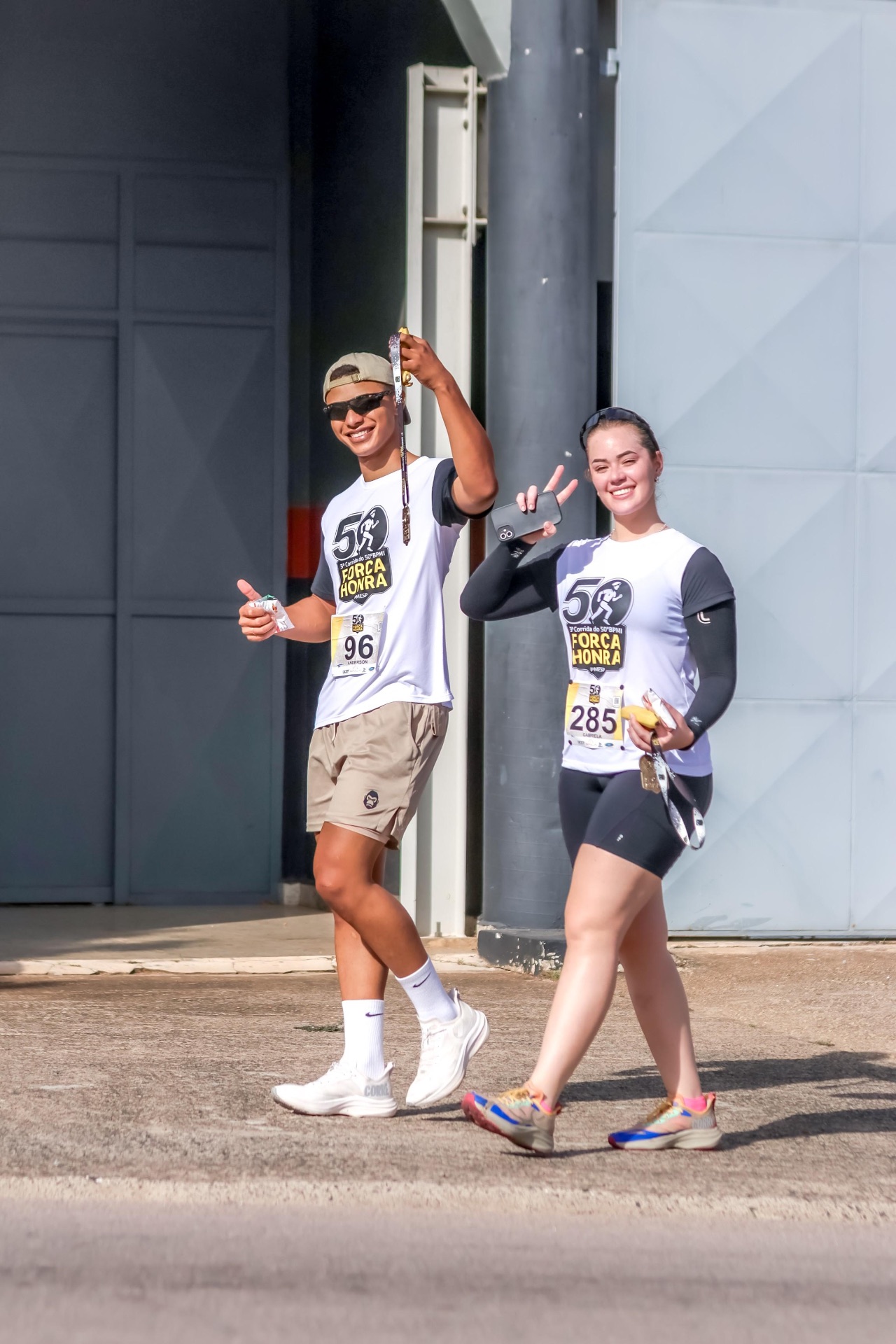 Cruzando a linha de chegada juntos